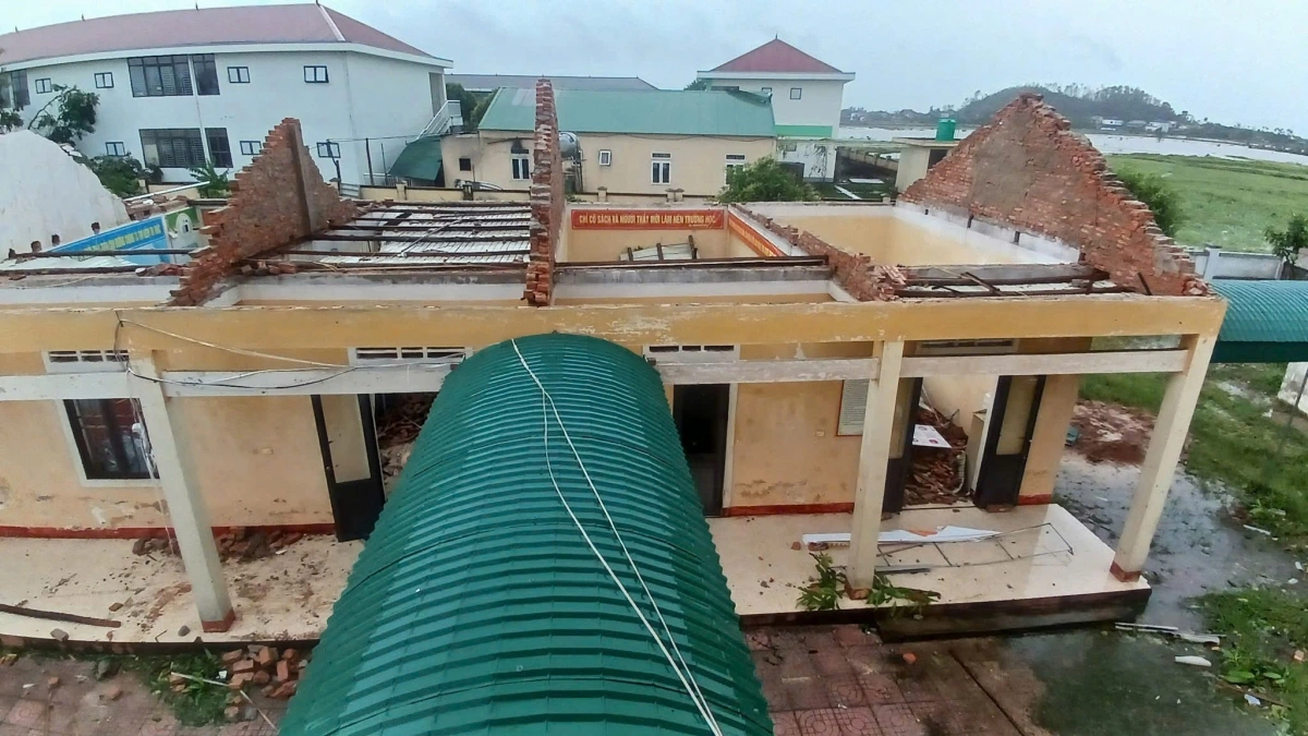 Một căn nhà tại Hà Tĩnh bị tốc mái hoàn toàn sau bão số 3. Ảnh: KT.