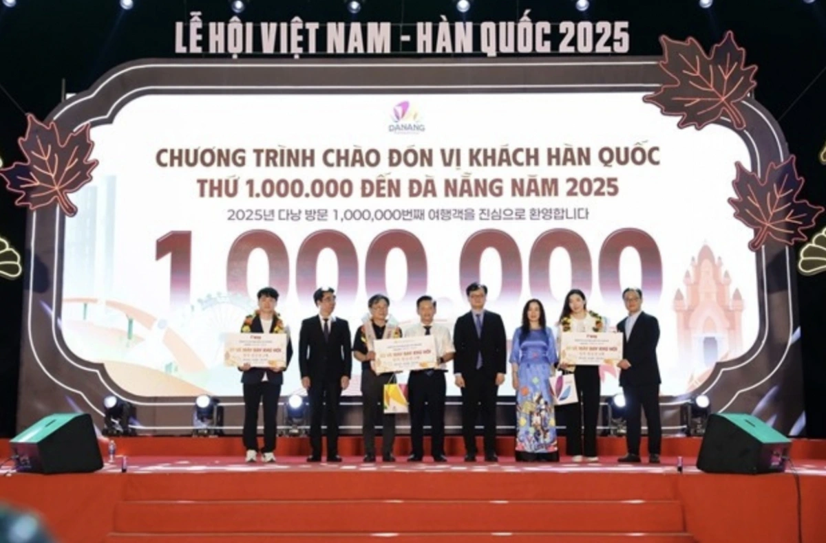 Da Nang holds a ceremony to welcome the one millionth Korean visitor in the city in 2025. (Photo courtesy of Da Nang's Tourism Promotion Centre)