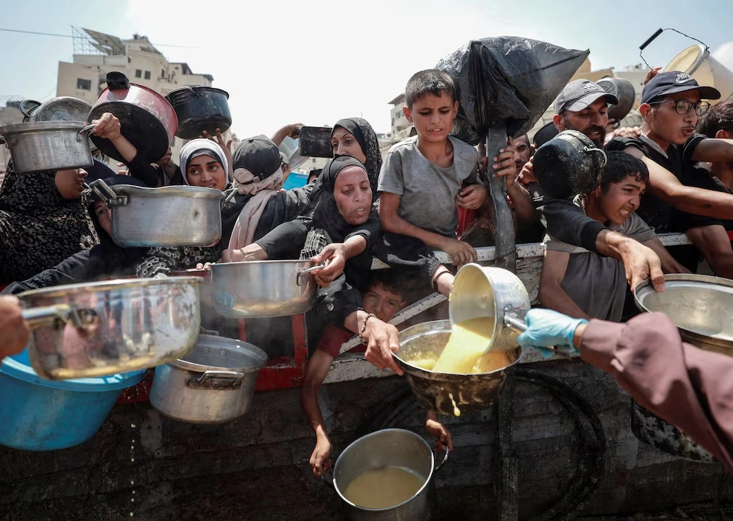 Người dân Gaza chen lấn để nhận thức ăn viện trợ. Ảnh: Reuters