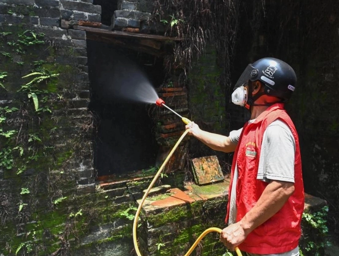 Phun thuốc diệt côn trùng để diệt muỗi tại một ngôi làng ở thành phố Phật Sơn, tỉnh Quảng Đông, Trung Quốc ngày 25/7. Ảnh: Tân Hoa xã