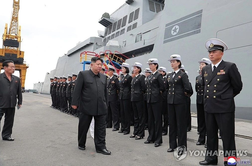 Nhà lãnh đạo Triều Tiên Kim Jong Un thị sát tàu khu trục Choe Hyon 5.000 tấn vào ngày 18/8. Ảnh: Yonhap