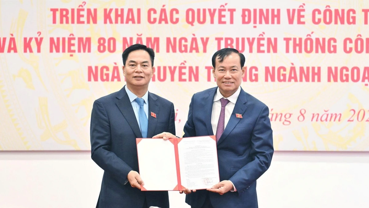 Chủ nhiệm Lê Tấn Tới trao Nghị quyết của UBTVQH phê chuẩn cho thôi giữ chức vụ Phó Chủ nhiệm Ủy ban Quốc phòng, An ninh và Đối ngoại của Quốc hội khóa XV đối với Trung tướng Đỗ Quang Thành. Ảnh: Quốc hội