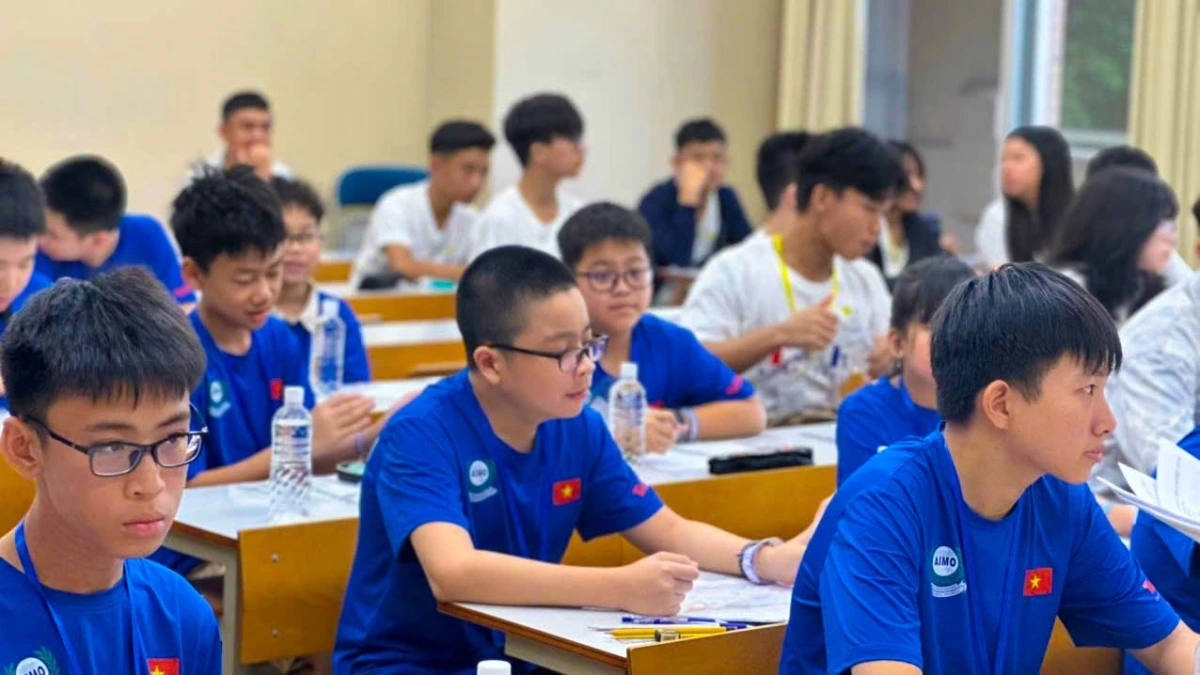 Sáng 3/8, 22 học sinh tiêu biểu đến từ nhiều tỉnh, thành phố như Hà Nội, TP.HCM, Bắc Ninh, Nghệ An, Thanh Hóa, Quảng Trị… đã chính thức bước vào vòng Chung kết quốc tế Đấu trường Toán học châu Á - AIMO 2025 tại Đại học Ngoại ngữ Tokyo (Nhật Bản), cùng hơn 3.500 thí sinh đến từ 21 quốc gia và vùng lãnh thổ châu Á.