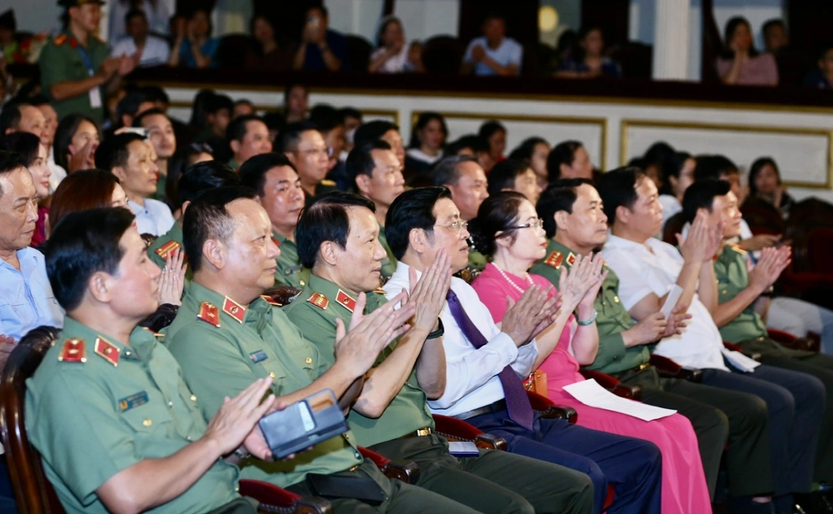 Các đại biểu tham dự chương trình.