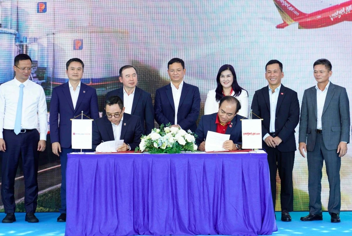 Phó Tổng giám đốc Thường trực Vietjet Tô Việt Thắng (phải) và Tổng Giám đốc Petrolimex Aviation Nguyễn Văn Học (trái) ký kết thỏa thuận hợp tác tiêu thụ Nhiên liệu hàng không bền vững SAF