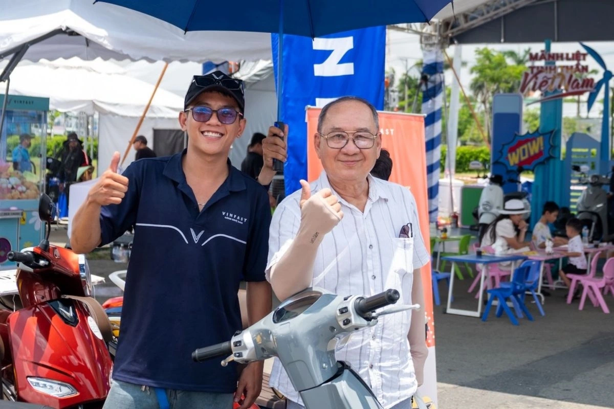 Ông Nguyễn Thanh Văn (bên phải) đặt cọc mua VinFast Evo Grand tại sự kiện “Đổi xăng lấy điện” sáng ngày 9/8