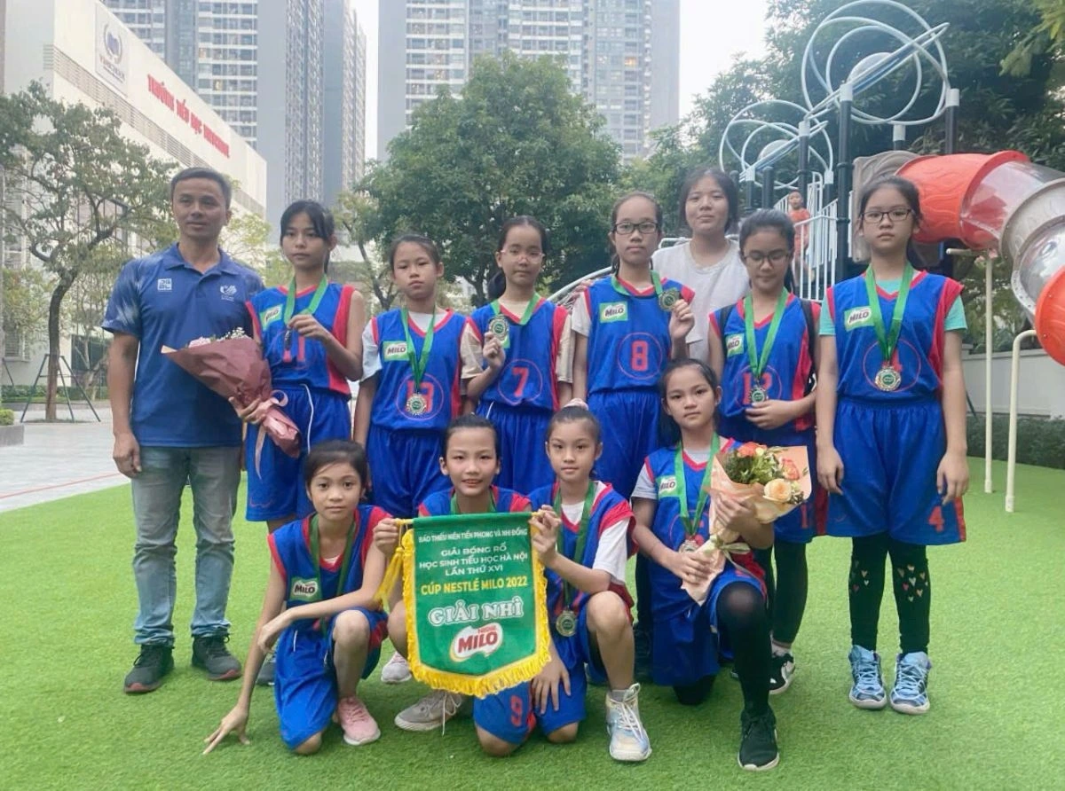 Hơn cả thành tích, tinh thần đồng đội và những bài học có được từ thể thao sẽ giúp Trà My (cầm cờ) cùng các bạn nhỏ thành công trong cuộc sống (Ảnh: NVCC)