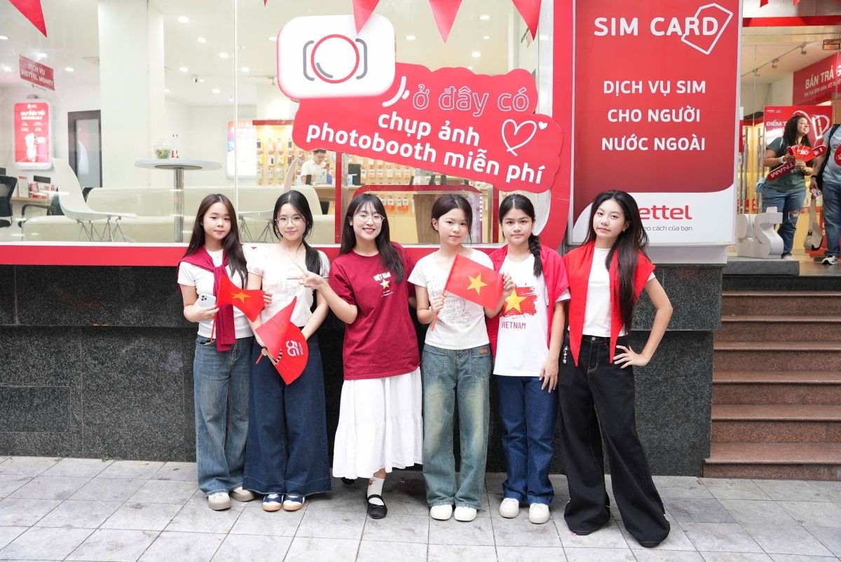 Các bạn trẻ hào hứng đến check-in Photobooth tại cửa hàng Viettel