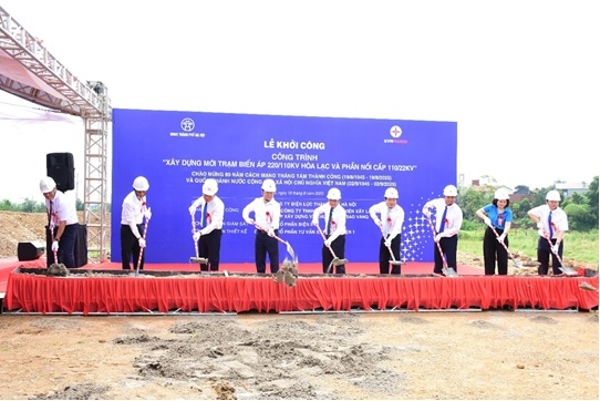 Các đại biểu khởi công công trình trạm biến áp 220/110kV Hòa Lạc