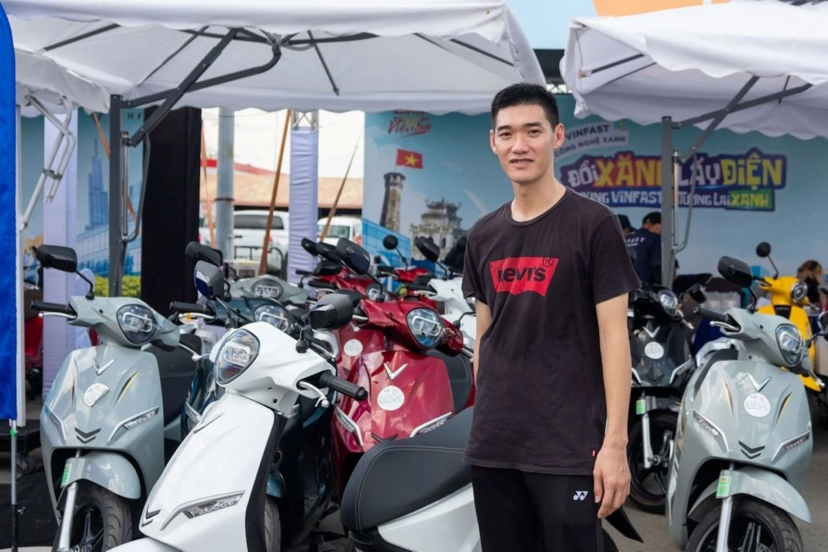 Anh Lý Bửu Sơn (TP.HCM) đổi chiếc Honda Lead sang VinFast Feliz Neo tại sự kiện