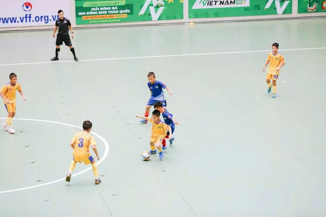 Từ thể thao học đường, Lương Hải (dẫn bóng) và nhiều em nhỏ khác đã dần trưởng thành hơn (Ảnh: NVCC)