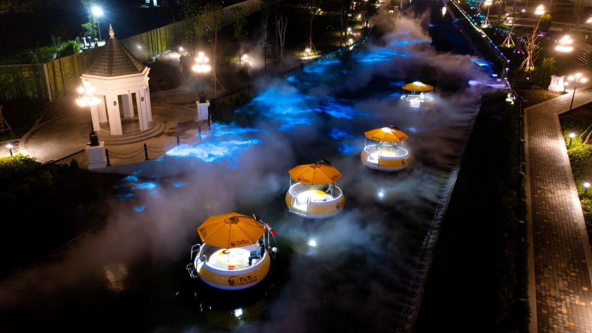 Dòng sông Ánh sáng tại Thành phố Thiên niên kỷ T&amp;T City Millennia vừa được chính thức công nhận là Tuyến đường thủy trong khuôn viên Khu đô thị tích hợp hệ thống phun sương và công nghệ trình chiếu âm thanh, ánh sáng dài nhất