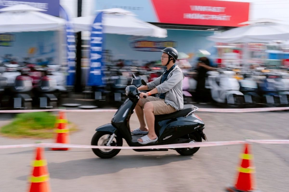 Nhiều khách hàng đã trải nghiệm xe máy VinFast và chia sẻ sự hài lòng bởi khả năng vận hành êm áiNhiều khách hàng đã trải nghiệm xe máy VinFast và chia sẻ sự hài lòng bởi khả năng vận hành êm ái