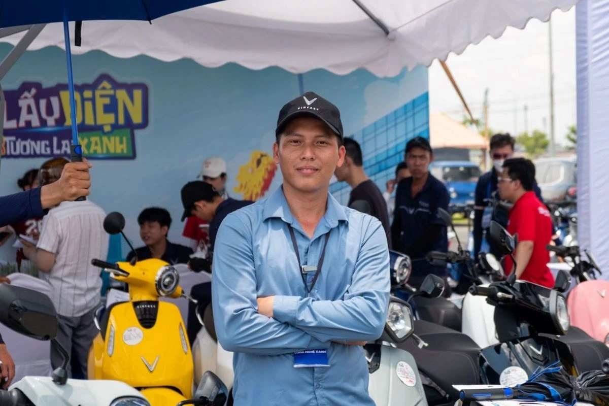 Anh Lê Văn Đạt, chủ đầu tư đại lý VinFast Công Nghệ Xanh cho hay, lượng khách hàng quan tâm và chốt đổi sang xe máy điện ngày càng tăng qua mỗi sự kiện “Đổi xăng lấy điện”