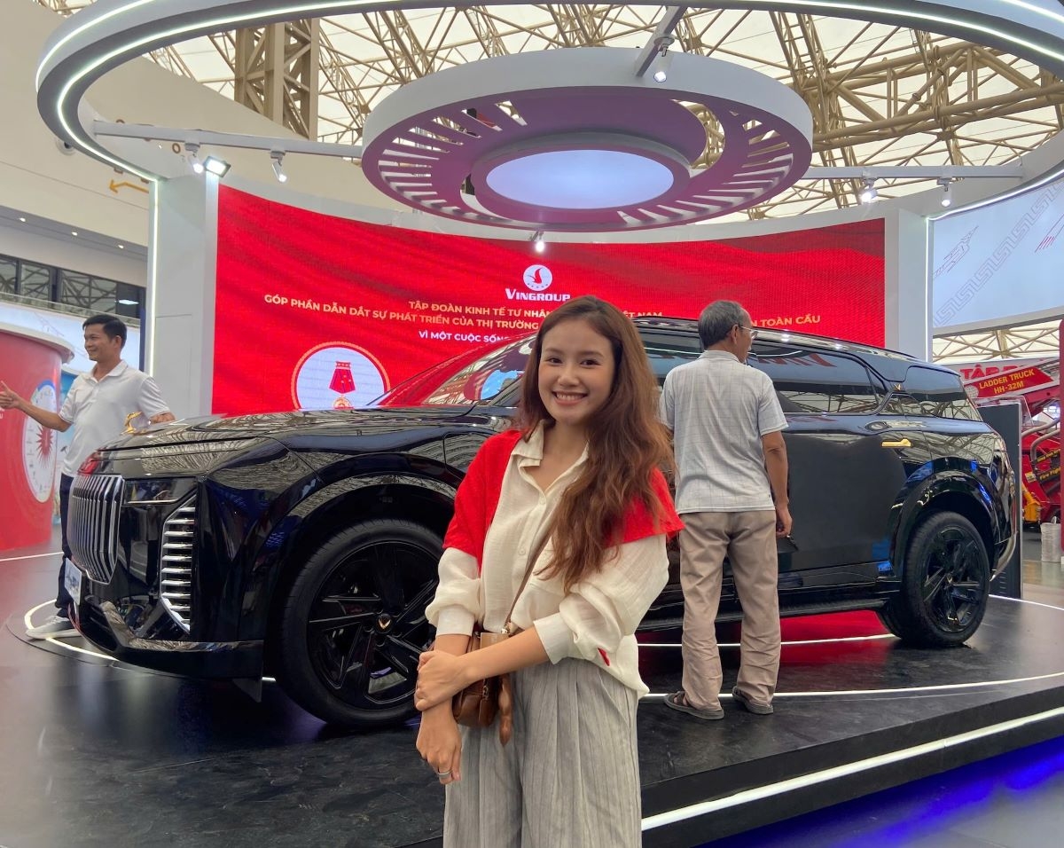 Chị Phương Anh tự hào vì Việt Nam đang hướng tới tương lai xanh, hiện đại nhờ vào sự đóng góp của những thương hiệu như VinFast