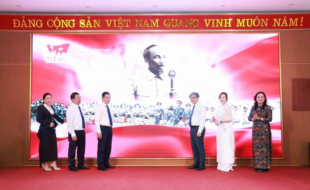 Các đại biểu bấm nút khai trương trang web.