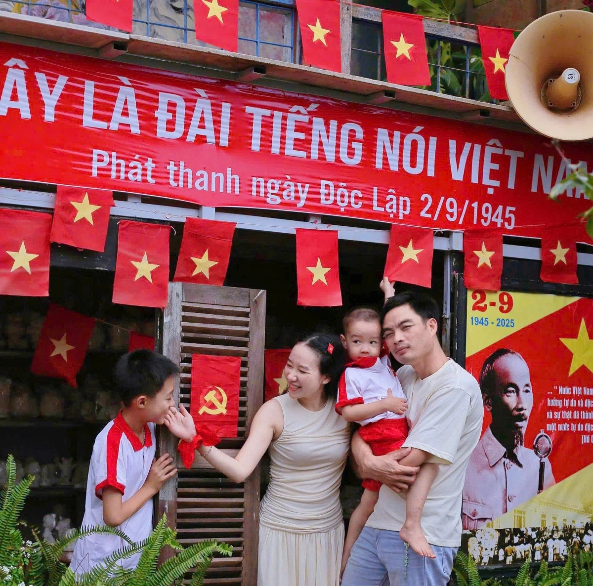 Một gia đình cùng nhau ghi lại hạnh phúc sum vầy dịp 80 năm Quốc khánh thiêng liêng.