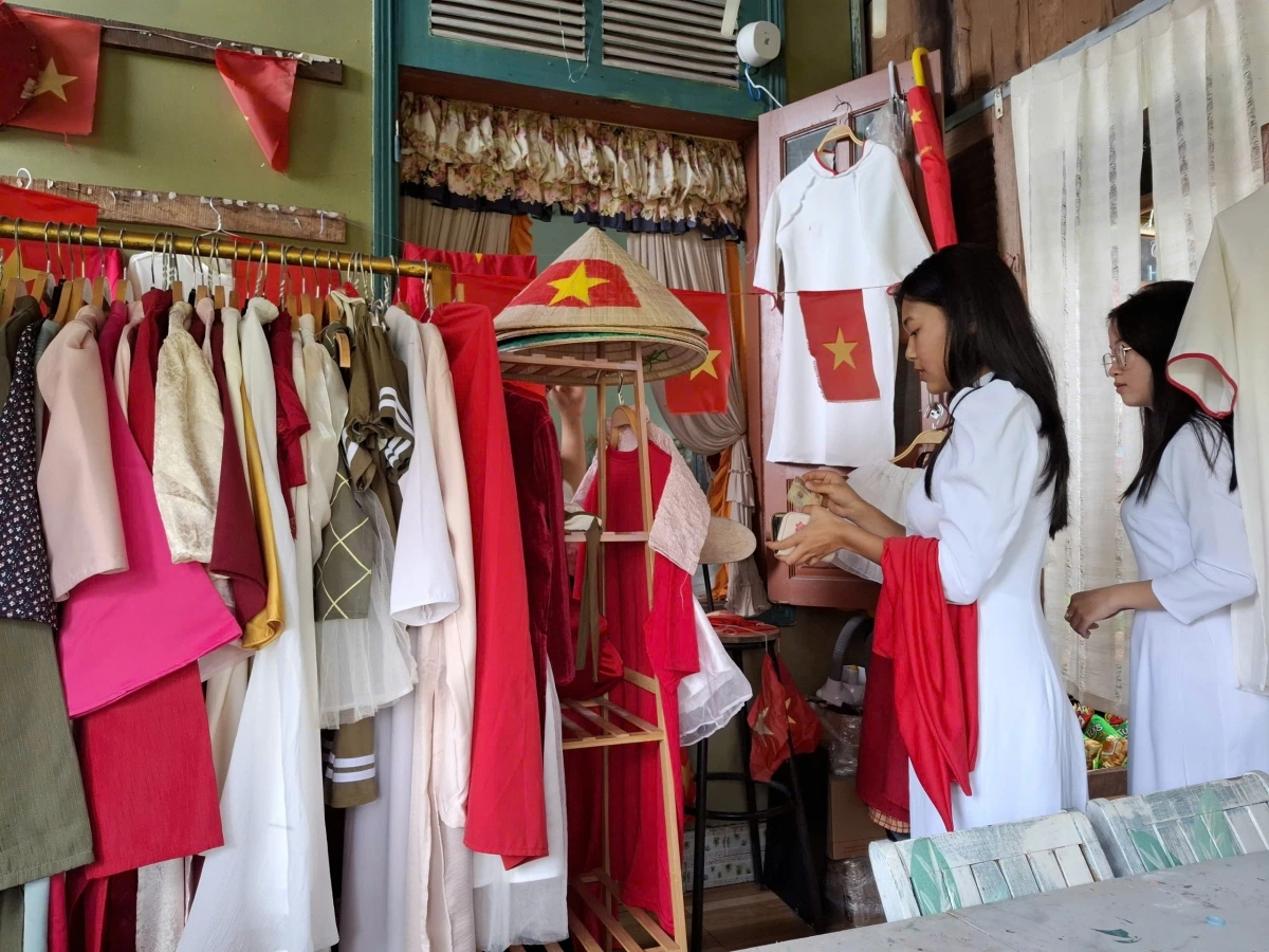 Khăn, áo, mũ, nón... và hầu hết vật phẩm trong gia hàng đều gắn với cờ đỏ sao vàng.