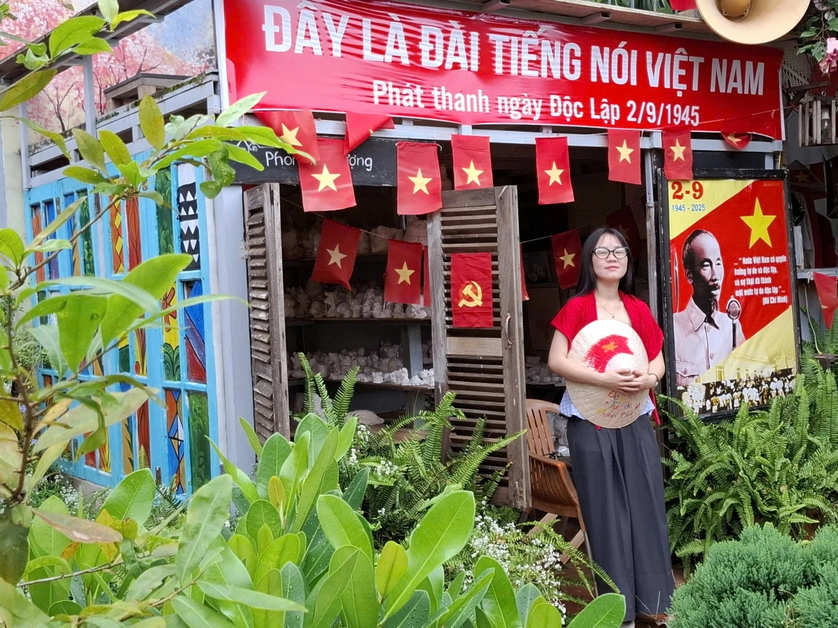 Gian hàng nhiều vật phẩm nhất là cọ vẽ, tượng tô phục vụ các em nhỏ, dịp này được treo ảnh Bác Hồ đọc tuyên ngôn lập. Bên trên là loa phóng thanh và nội dung lời xướng "Đây là tiếng nói Việt Nam", gợi nhớ về chương trình phát thanh đầu tiên truyền đi lời Bác và bản tuyên ngôn bất hủ, khai sinh nước Việt Nam dân chủ cộng hoà, nay là Cộng hoà xã hội chủ nghĩa Việt Nam.