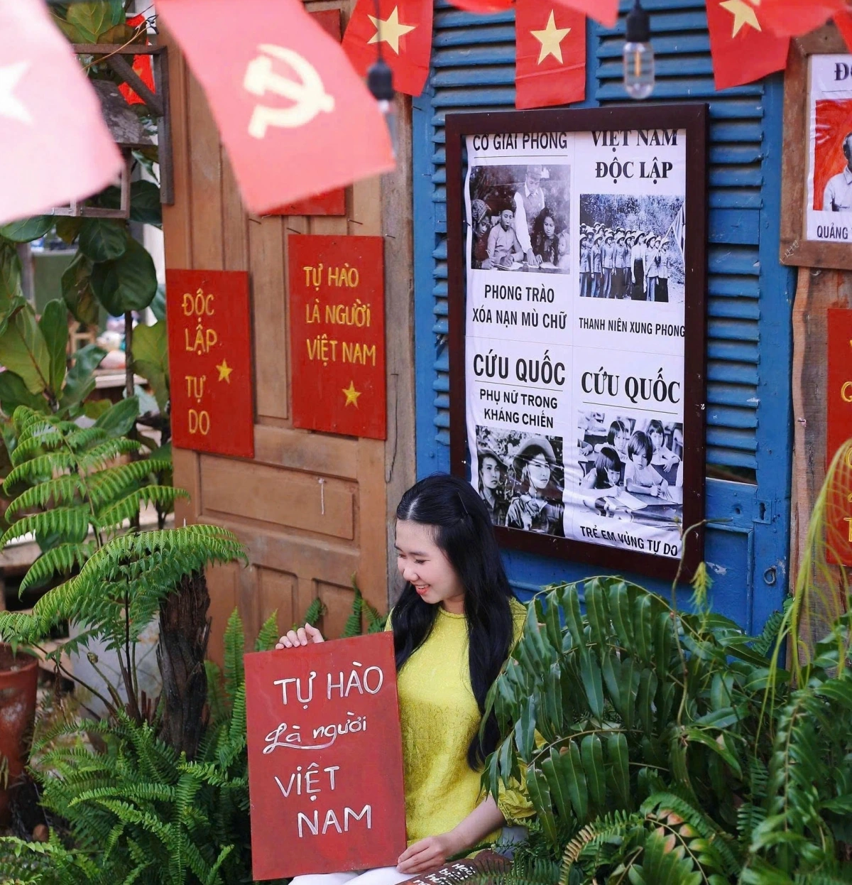 Nhiều tờ báo tường được treo trên vách ván đơn sơ, gợi nhớ những phong trao yêu nước nước lớn những năm kháng chiến. Dòng lịch sử chảy suốt 80 năm hun đúc lòng tự hào được là Người Việt Nam hôm nay.
