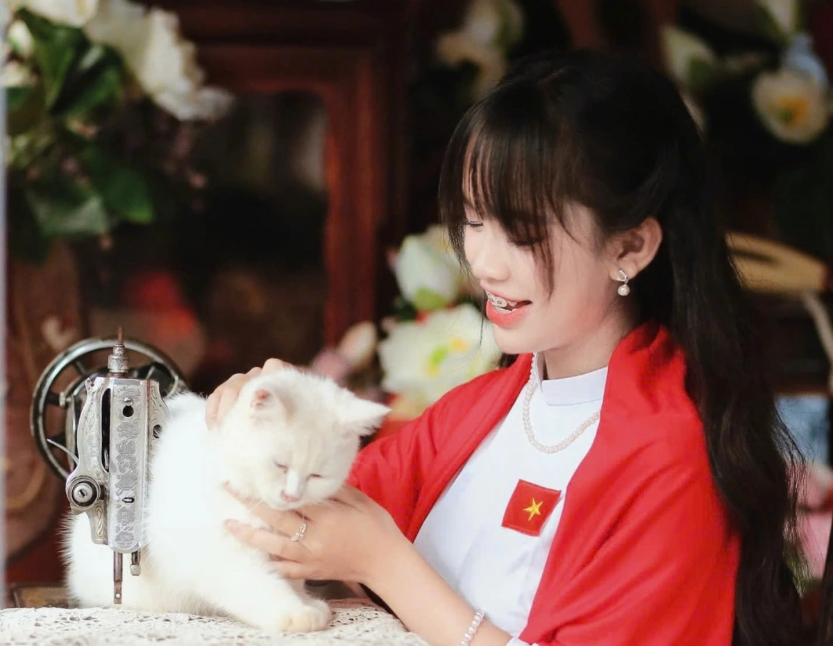 Thanh xuân càng quý giá khi được khoác lên màu cờ đỏ thắm