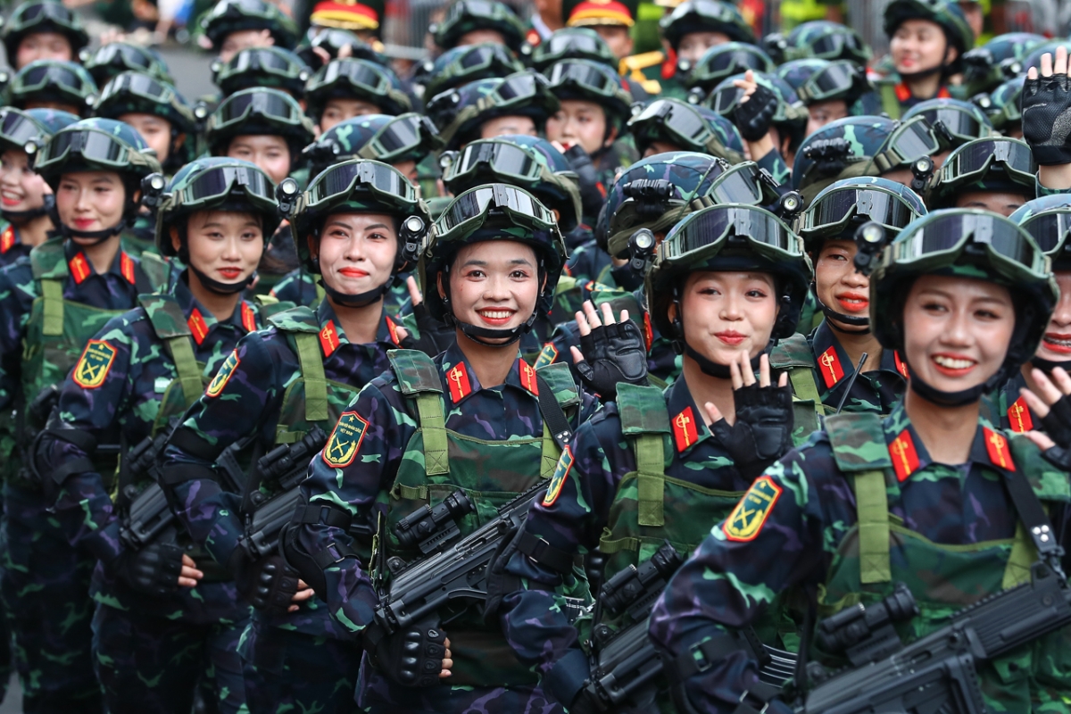 Vẻ rạng rỡ của khối nữ chiến sĩ biệt động.