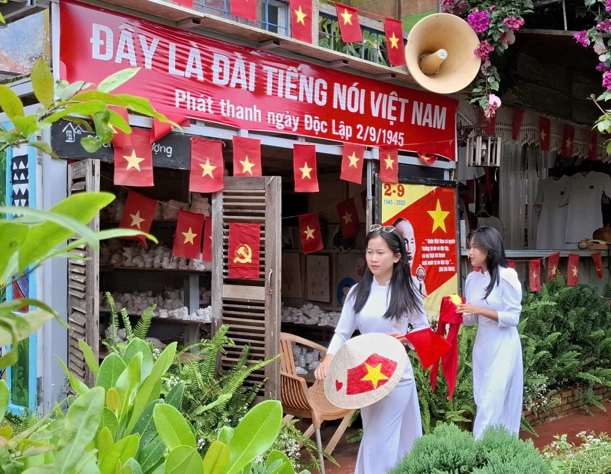 Những học sinh trường Phổ thông dân tộc nội trú N'Trang Lơng, xa gần 40km cũng đến với khu vườn để cùng chúng bạn chung vui Quốc khánh, thể hiện tình yêu tổ quốc.
