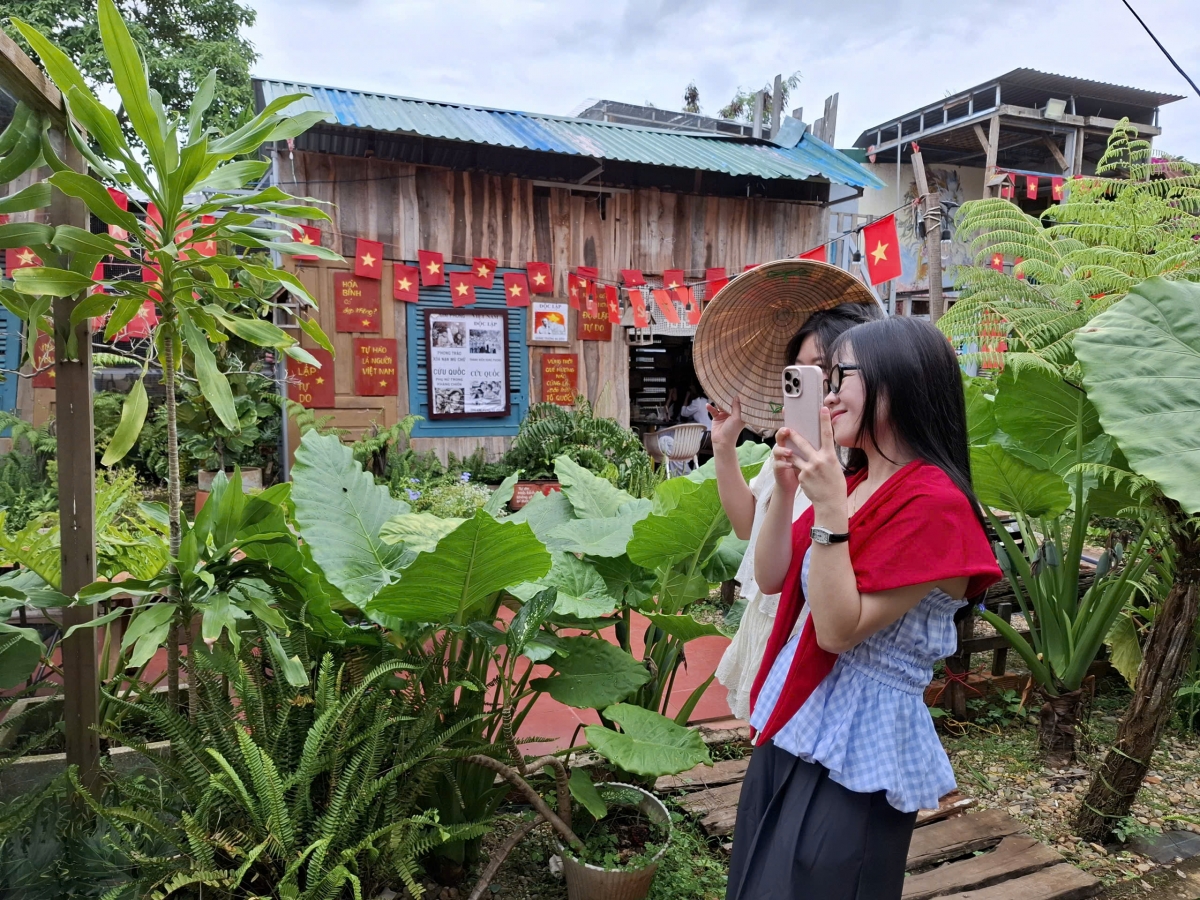 Rực rỡ cờ sao độc lập, xanh tươi hoà bình thống nhất và rất nhiều bài học, nhiều thông điệp lịch sử.  Tác giả của khu vườn, cô giáo Kiều Thị Vân Anh, dạy môn Mỹ thuật ở trường THCS Lương Thế Vinh, xã Krông Ana, tỉnh Đắk Lắk cho biết, ban đầu khu vườn chỉ là nơi mình dạy vẽ ngoại khoá. Nhưng vì các em phù hợp nhất với vẽ khăn, mũ, nón với cờ đỏ sao vàng, nên đã gợi ý để cô giáo xây dựng một khu vườn mỹ thuật dành cho tình yêu tổ quốc. Mỗi dịp đại lễ của đất nước, khu vườn đều được reset, nhưng tình yêu tổ quốc vẫn là mạch nguồn tuôn chảy.