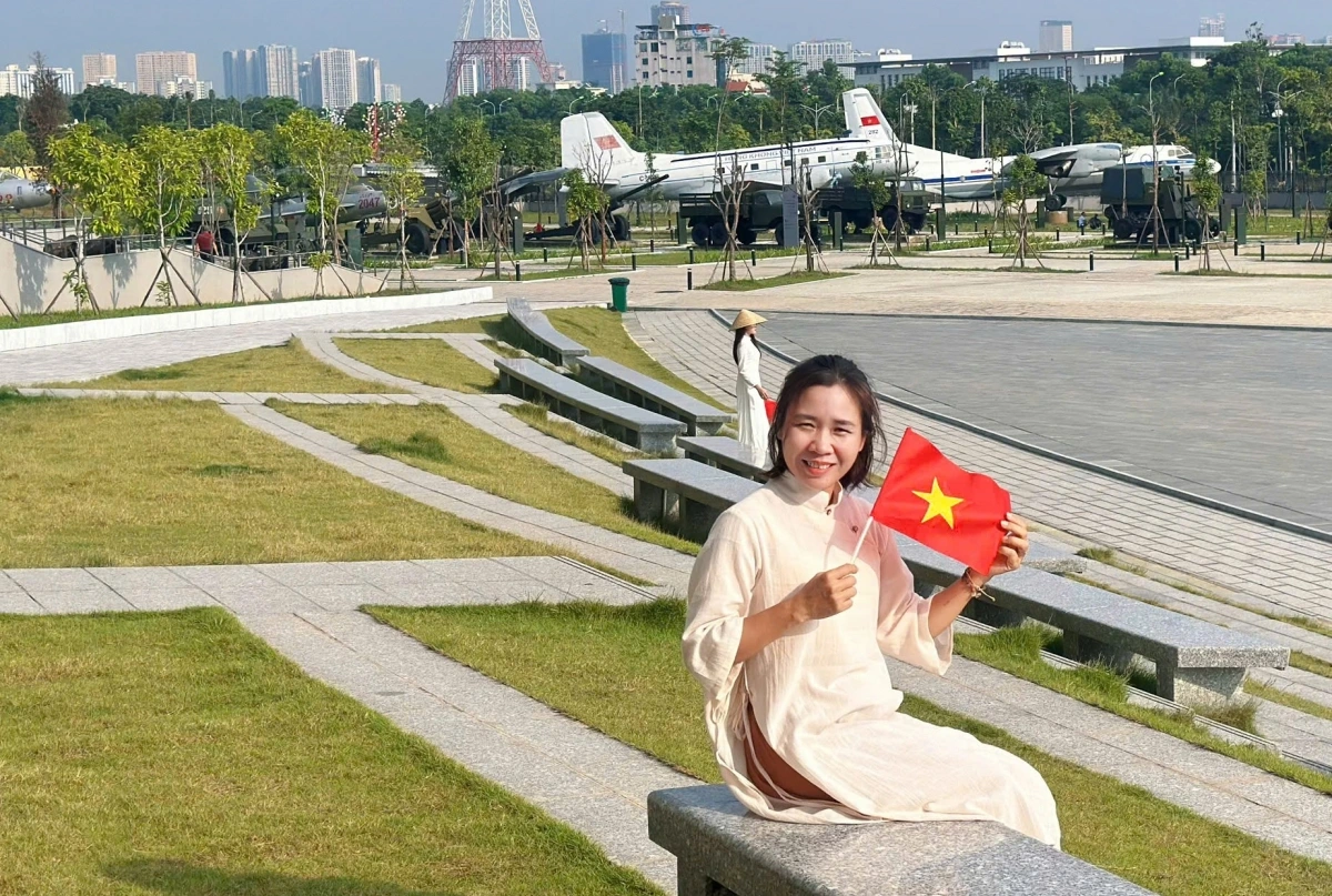 Vừa rời khu vườn cùng những học sinh thân yêu để ra Hà Nội dự Lễ kỷ niệm 80 năm quốc khánh, cô giáo chia sẻ về công việc ý nghĩa của mình: không chỉ lĩnh vực mỹ thuật hay nghề dạy học, mà bất kỳ nghề nào trong xã hội cũng cần lan toả tình yêu tổ quốc.