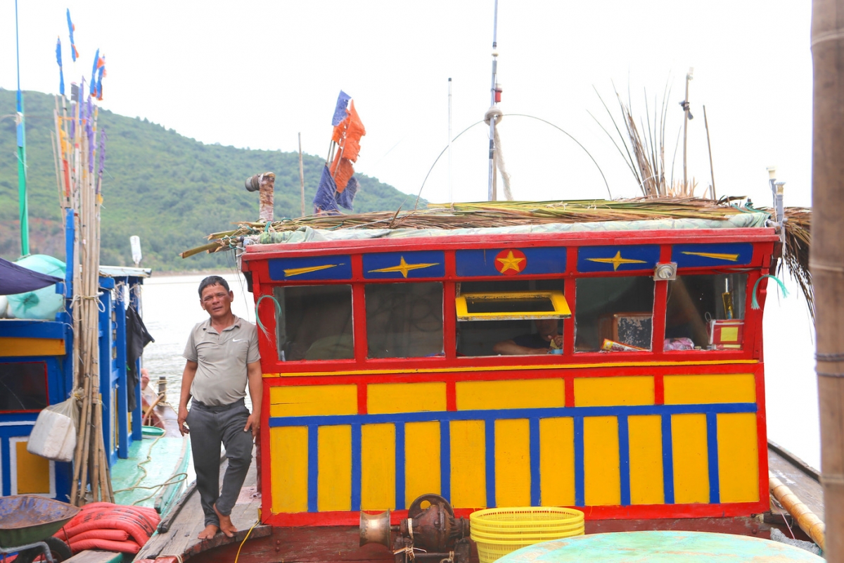“Khi nghe thông tin bão, chúng tôi quyết định quay vào bờ để đảm bảo an toàn. Nếu không có bão thì giờ này vẫn còn đang thả lưới ngoài khơi. Mang được ít nhiều hải sản vào bờ cũng xem như có lộc biển trước bão”, ông Việt nói