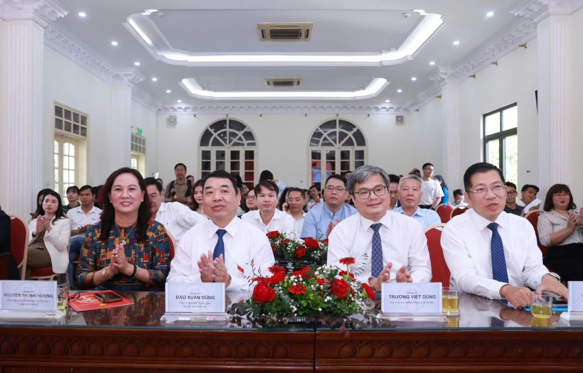 Các đại biểu dự buổi lễ ra mắt.