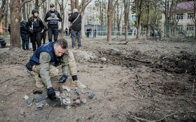 Các mảnh bom lượn thu được tại một khu vực của Ukraine. Ảnh: Getty