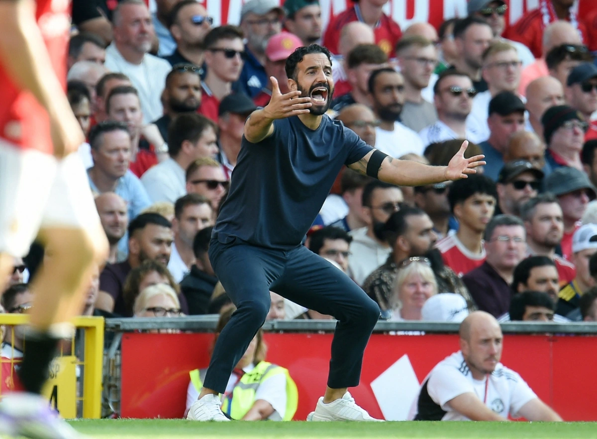 HLV Amorim phàn nàn về trọng tài sau khi MU thua Arsenal (Ảnh: Reuters)