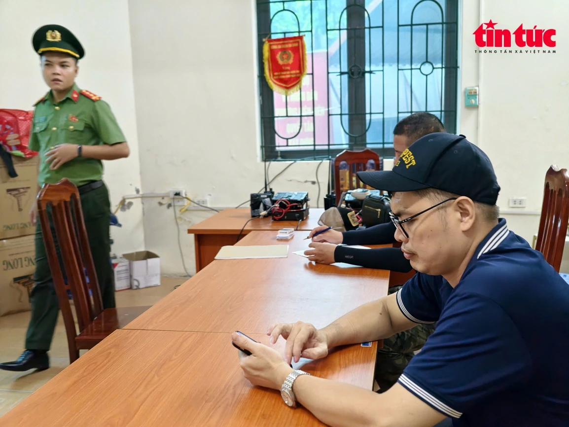 Một trong các đối tượng "bán ghế" trái phép đã bị lực lượng chức năng lập biên bản xử phạt. (Ảnh: TTXVN)