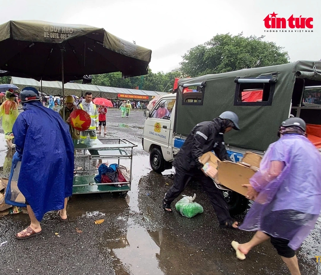 Tại thời điểm kiểm tra, lực lượng chức năng kiên quyết đẩy đuổi các đối tượng cố tình bán bạt, ghế ngồi, đồ ăn trong khu vực người dân ngồi xem hợp luyện diễu binh. (Ảnh: TTXVN)