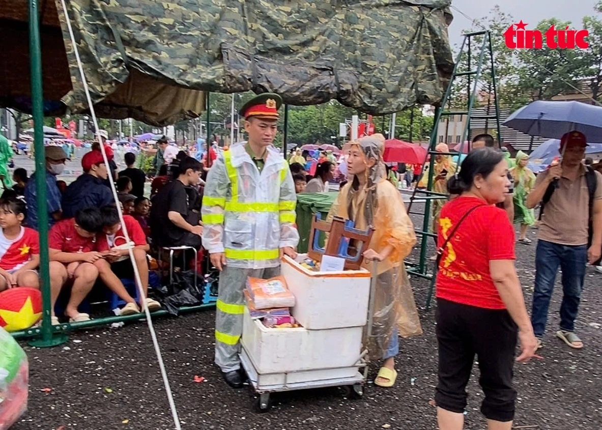 Lực lượng chức năng yêu cầu những người này tự giác chấp hành quy định, đảm bảo trật tự, vệ sinh môi trường và không làm ảnh hưởng đến không khí của sự kiện. (Ảnh: TTXVN)