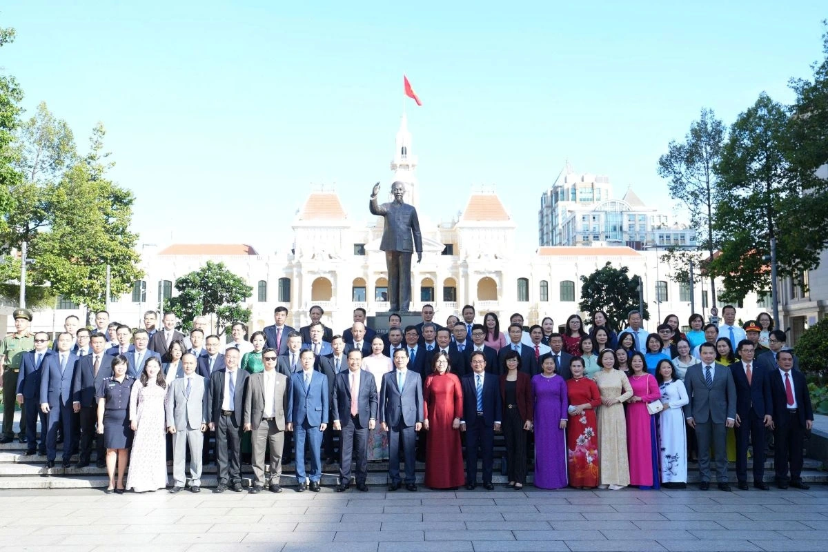 Các đại biểu chụp ảnh lưu niệm bên Tượng đài Chủ tịch Hồ Chí Minh