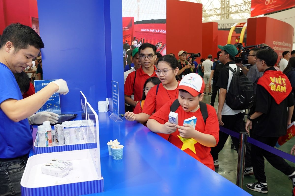 Nhiều em nhỏ thích mê khi được thưởng thức thêm các sản phẩm mới của hiệu sữa quen thuộc mà các em uống mỗi ngày (Ảnh: Vi Nam)
