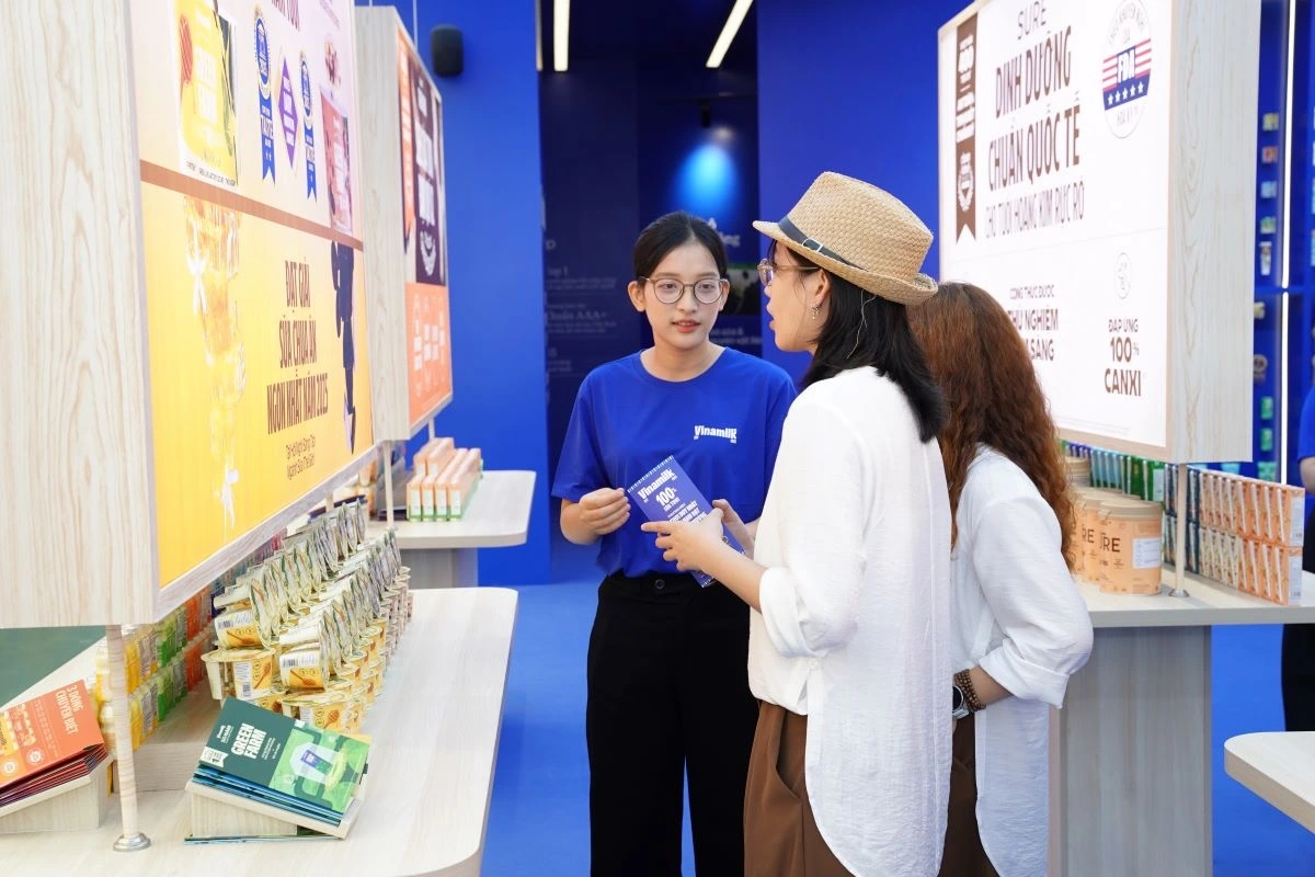 Các bạn trẻ đặc biệt yêu thích không gian trưng bày và trải nghiệm của Vinamilk (Ảnh: Tịnh Không)