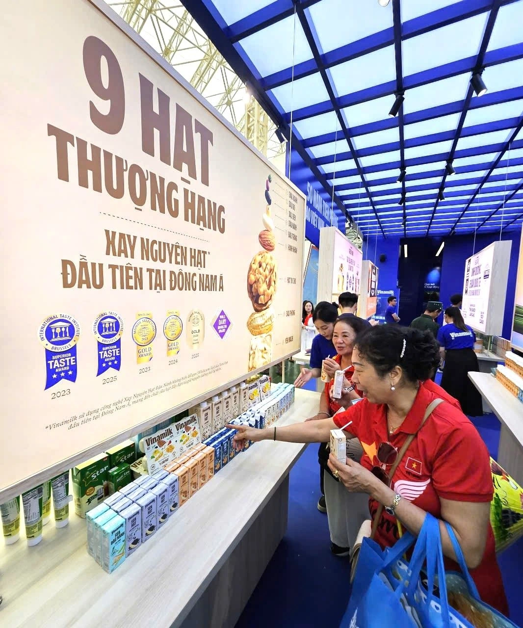 Các sản phẩm sữa thực vật không chứa lactose, không chất bảo quản, không thuốc diệt cỏ Glyphosate và được sản xuất với công nghệ xay nguyên hạt để giữ trọn dinh dưỡng của Vinamilk được giới thiệu đến mọi người (Ảnh: Vi Nam)