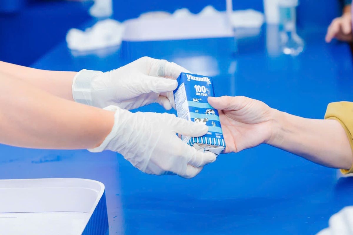“Từ khi hình thành và suốt gần 50 phát triển Vinamilk luôn xác định sứ mệnh của mình là "Chăm sóc". Chúng tôi chăm sóc cho người dân bằng sản phẩm dinh dưỡng tốt nhất, đạt chuẩn quốc tế”- Ông Nguyễn Quang Trí, Giám đốc Điều hành Marketing Vinamilk, khẳng định (Ảnh: Vi Nam)