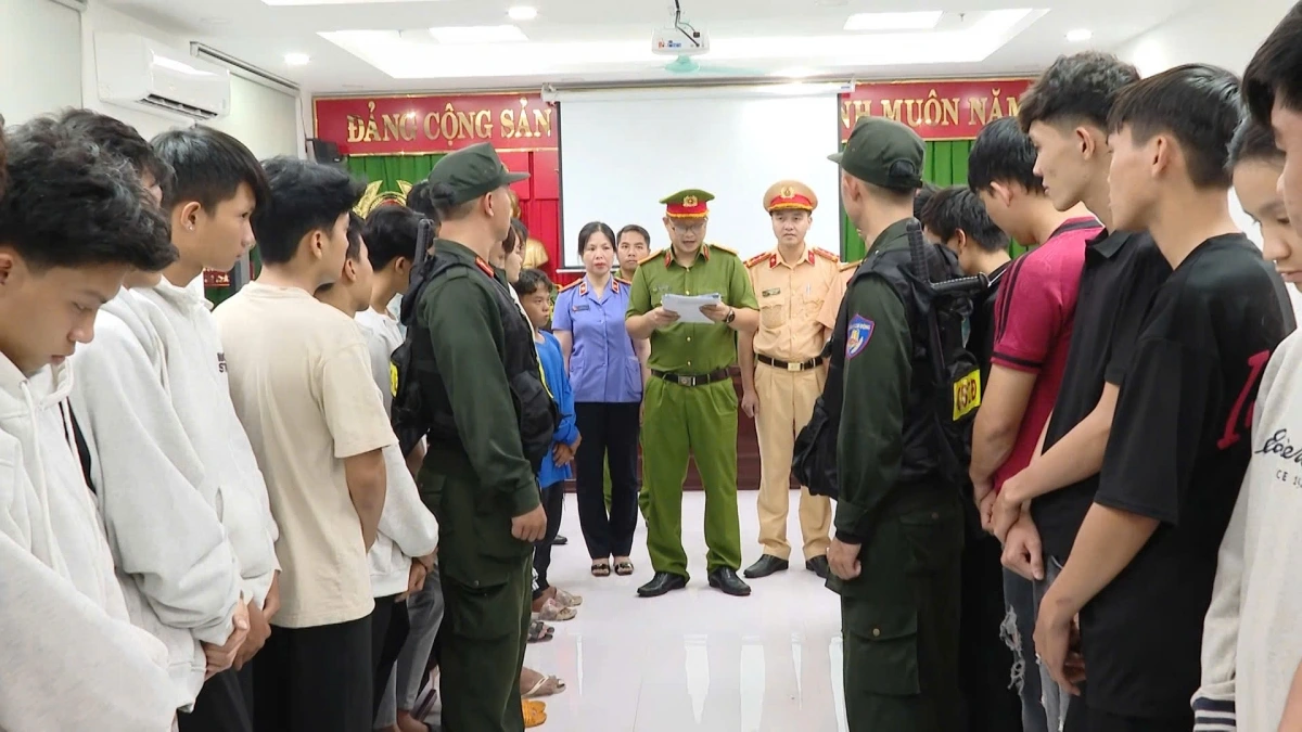 Cơ quan Cảnh sát điều tra Công an TP.HCM thực hiện tống đạt các quyết định khởi tố và lệnh bắt giữ. (Ảnh: CACC)