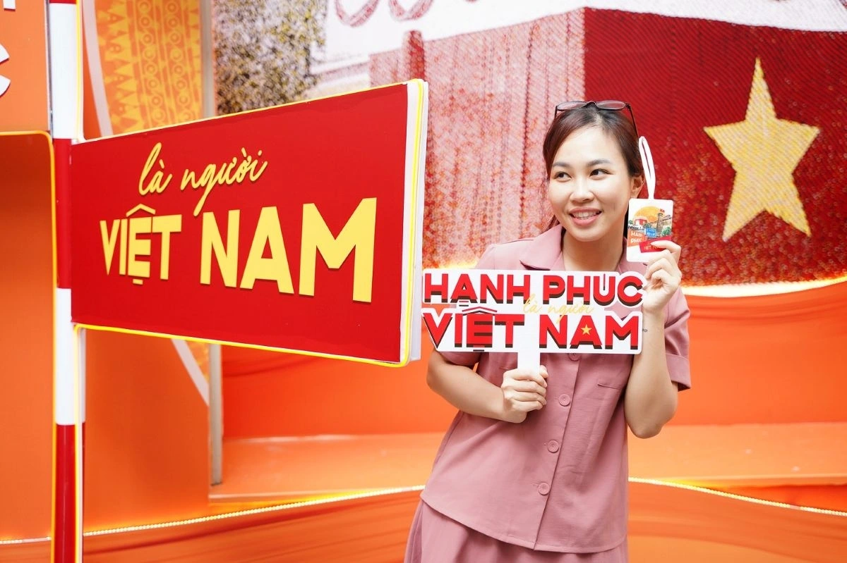 Người dân rạng rỡ mừng “Hạnh phúc là người Việt Nam” tại SHB
