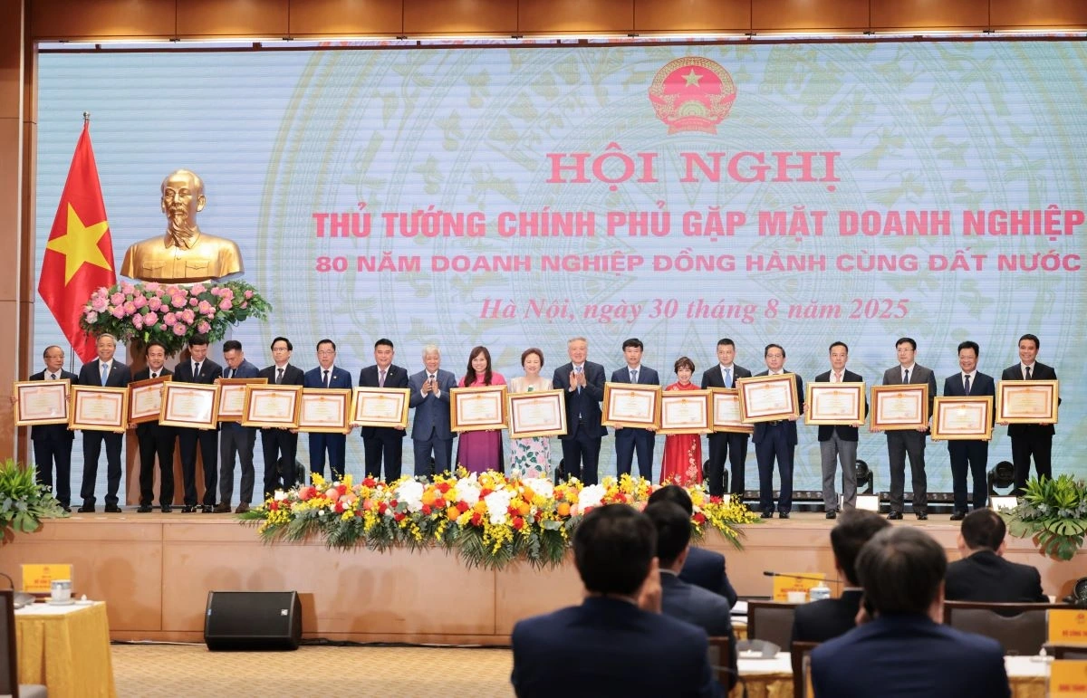 Ông Nguyễn Đức Thụy – Chủ tịch HĐQT LPBank (thứ 8 từ trái sang) đại diện Ngân hàng nhận bằng khen của Thủ tướng Chính phủ trong công tác an sinh xã hội