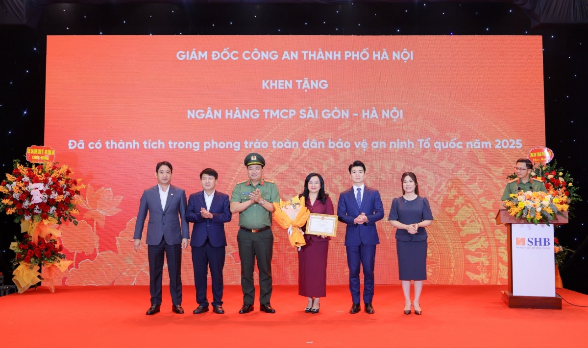 Công an TP. Hà Nội trao tặng Giấy khen cho các tập thể và cá nhân tại Ngân hàng SHB