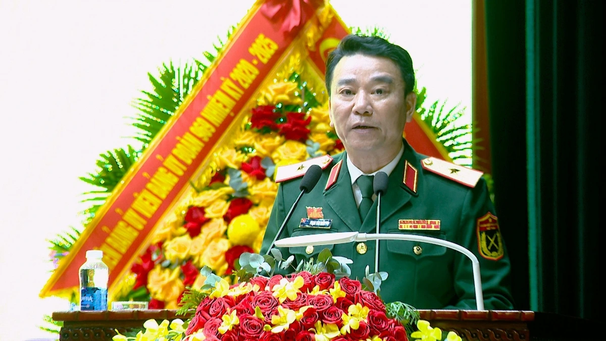 Thiếu tướng Phạm Văn Hiếu, Bí thư Đảng uỷ Đoàn 969, Chính uỷ Bộ Tư lệnh Lăng Chủ tịch Hồ Chí Minh trình bày báo cáo chính trị tại đại hội