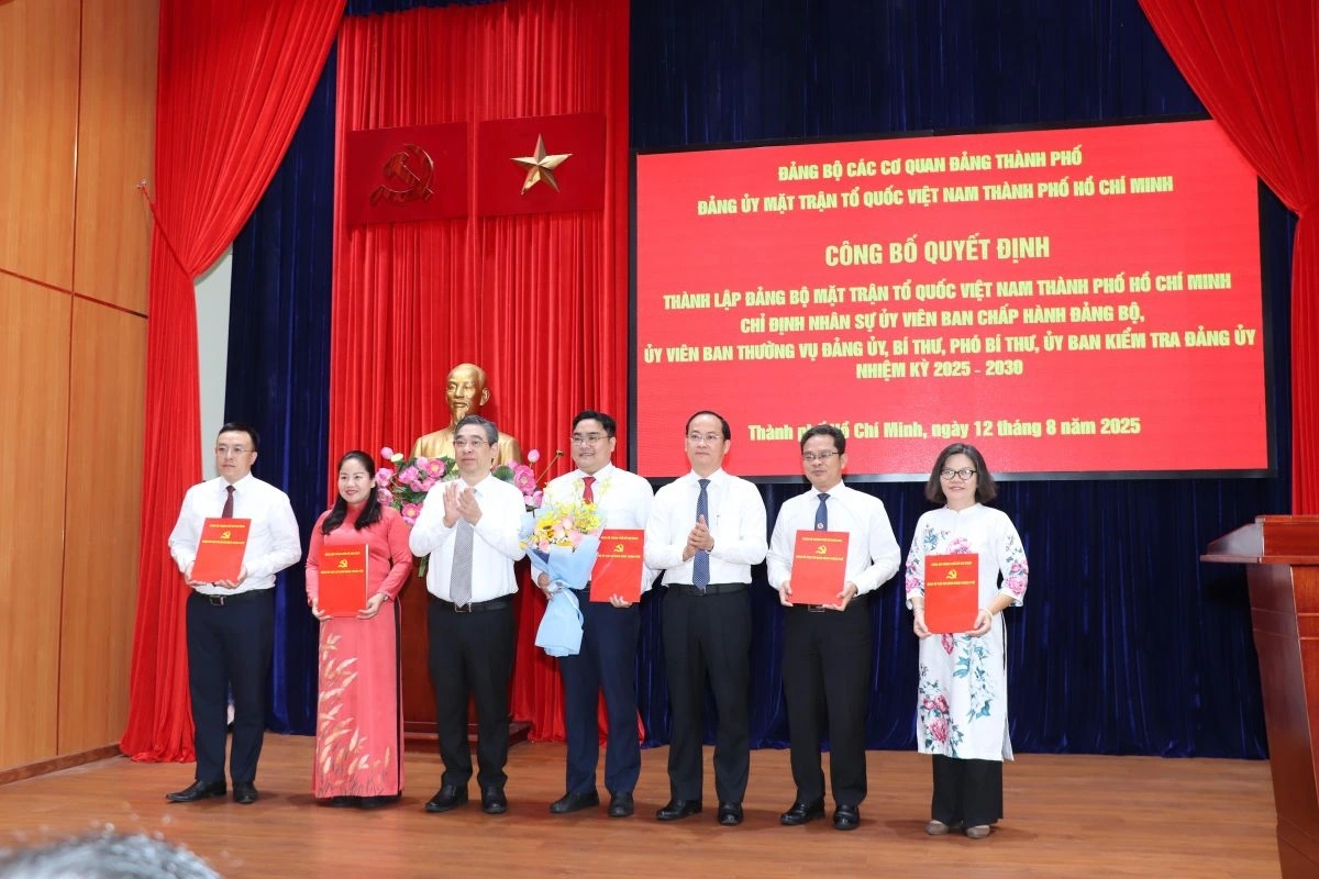 Trao quyết định chỉ định nhân sự Ủy ban Kiểm tra Đảng ủy Ủy ban Mặt trận Tổ quốc Việt Nam TP (ảnh: A.H)