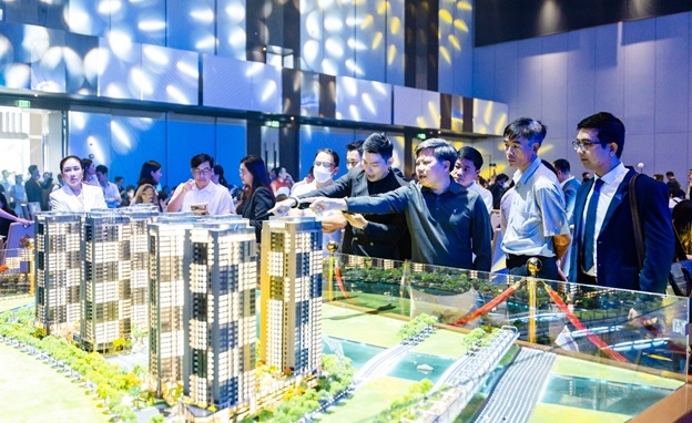 Tại sự kiện, các chuyên viên kinh doanh đang tư vấn cho khách hàng