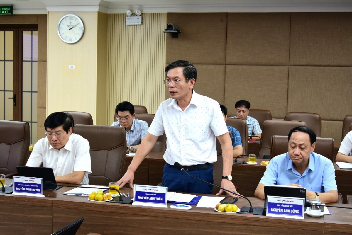 Đồng chí Nguyễn Anh Tuấn - Tổng Giám đốc EVNHANOI báo cáo đoàn kiểm tra.