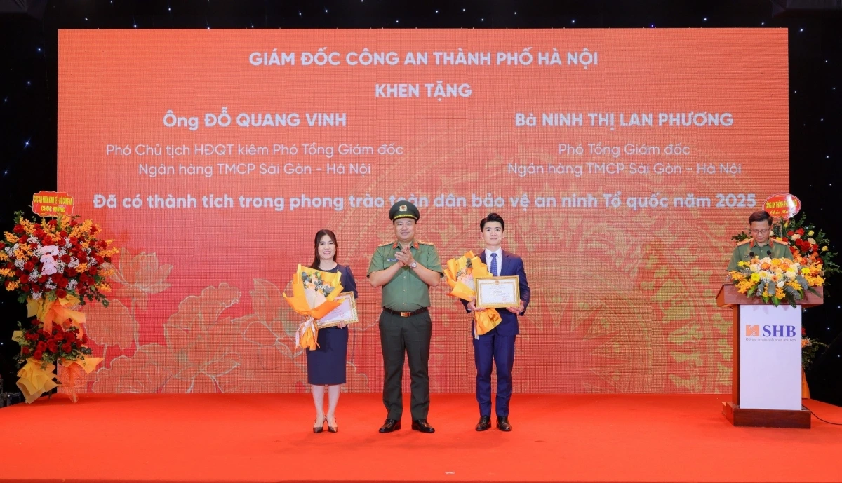 Đại tá Nguyễn Tiến Đạt, Phó Giám đốc Công an TP. Hà Nội biểu dương, ghi nhận và chúc mừng những thành tích mà tập thể và các cá nhân SHB đã đạt được